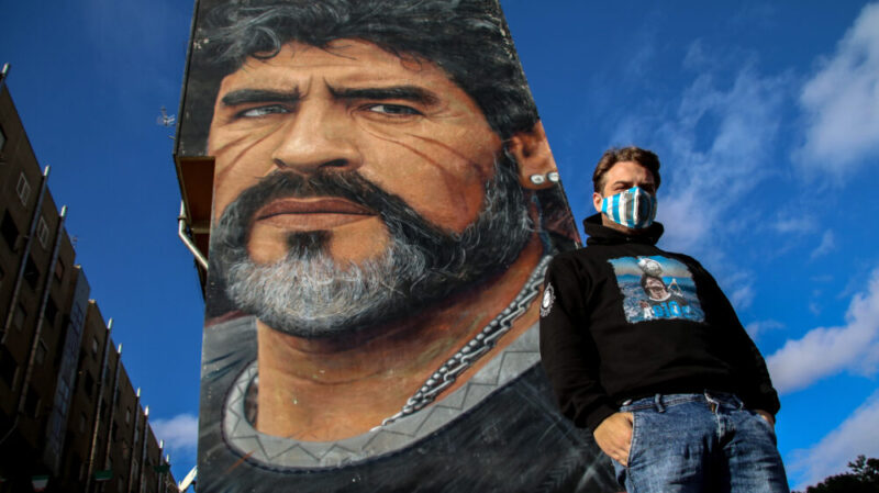 Il cantante partenopeo Mirko Stella omaggia Maradona